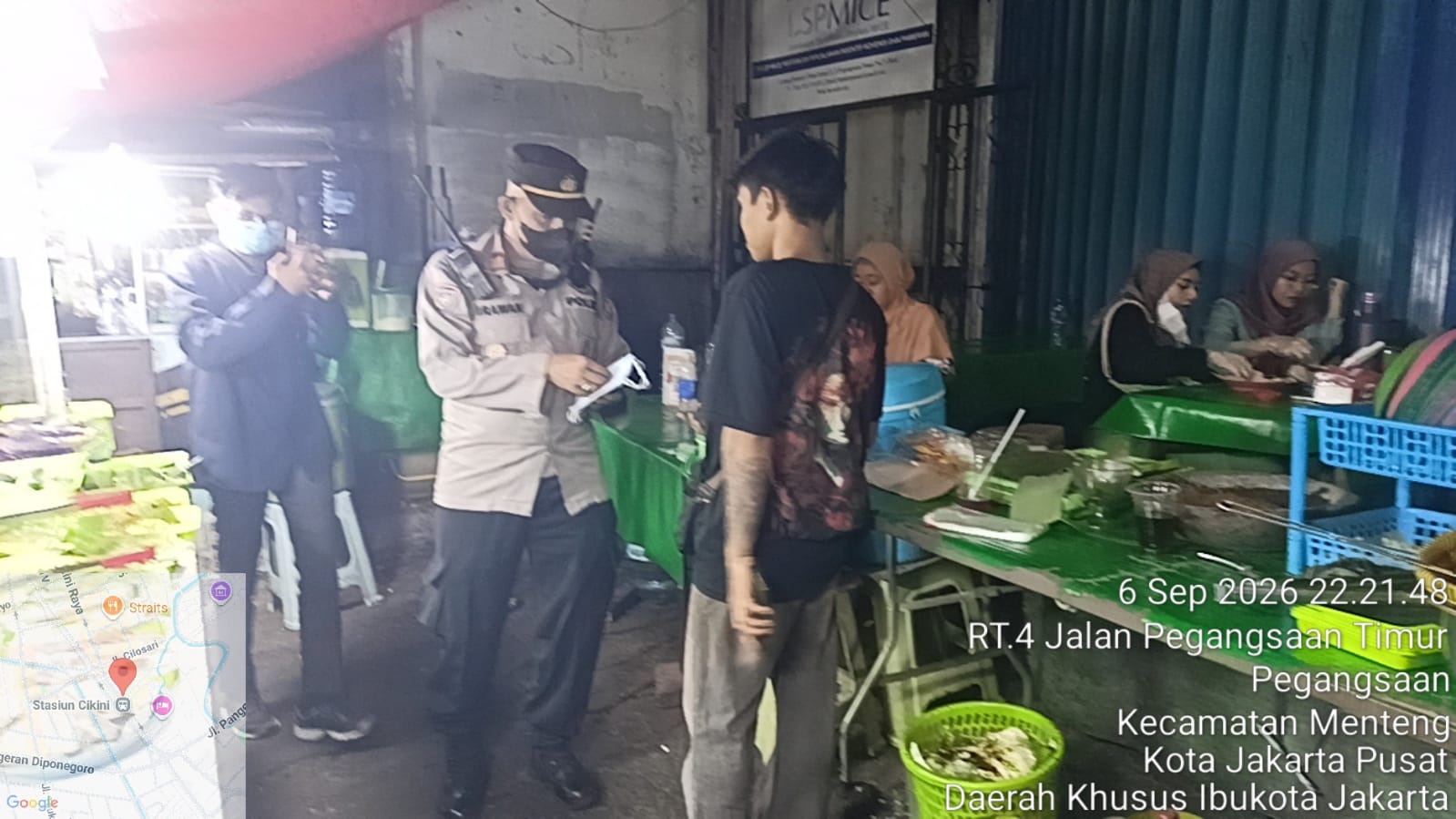 Polsek Metro Menteng Bagikan Masker di Wilayah Menteng, Warga Diimbau Waspadai Abu Vulkanik