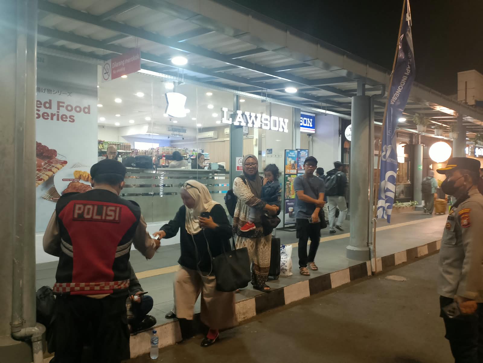 Polsek Senen Bagikan Masker kepada Warga, Antisipasi Dampak Erupsi Gunung Krakatau
