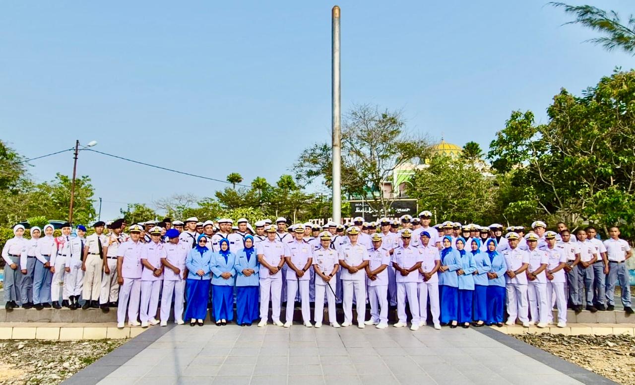Semangat Juang Tak Pernah Padam, Danlanal Bintan Pimpin Ziarah Rombongan Peringati HUT Ke-81 TNI Angkatan Laut