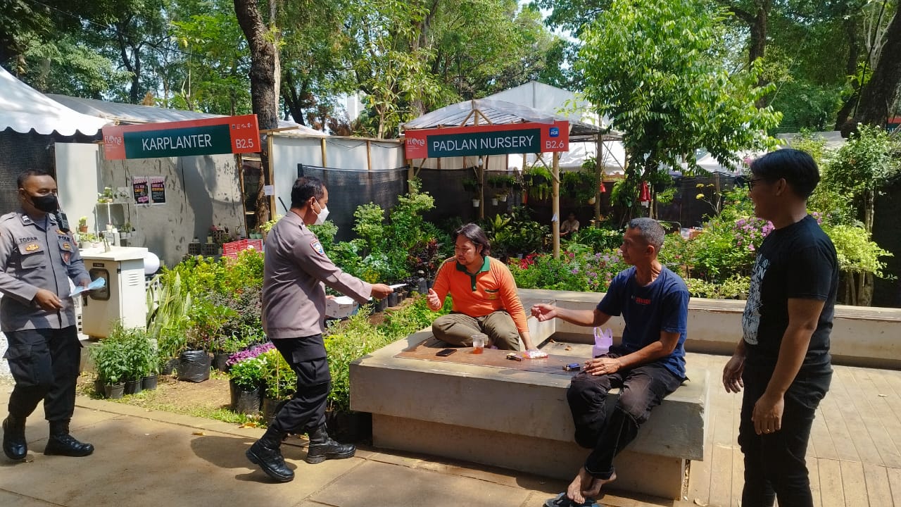 Polsek Sawah Besar Peduli Kesehatan, Bagikan Masker Di Area Publik” Cegah Dampak Abu Vulkanik