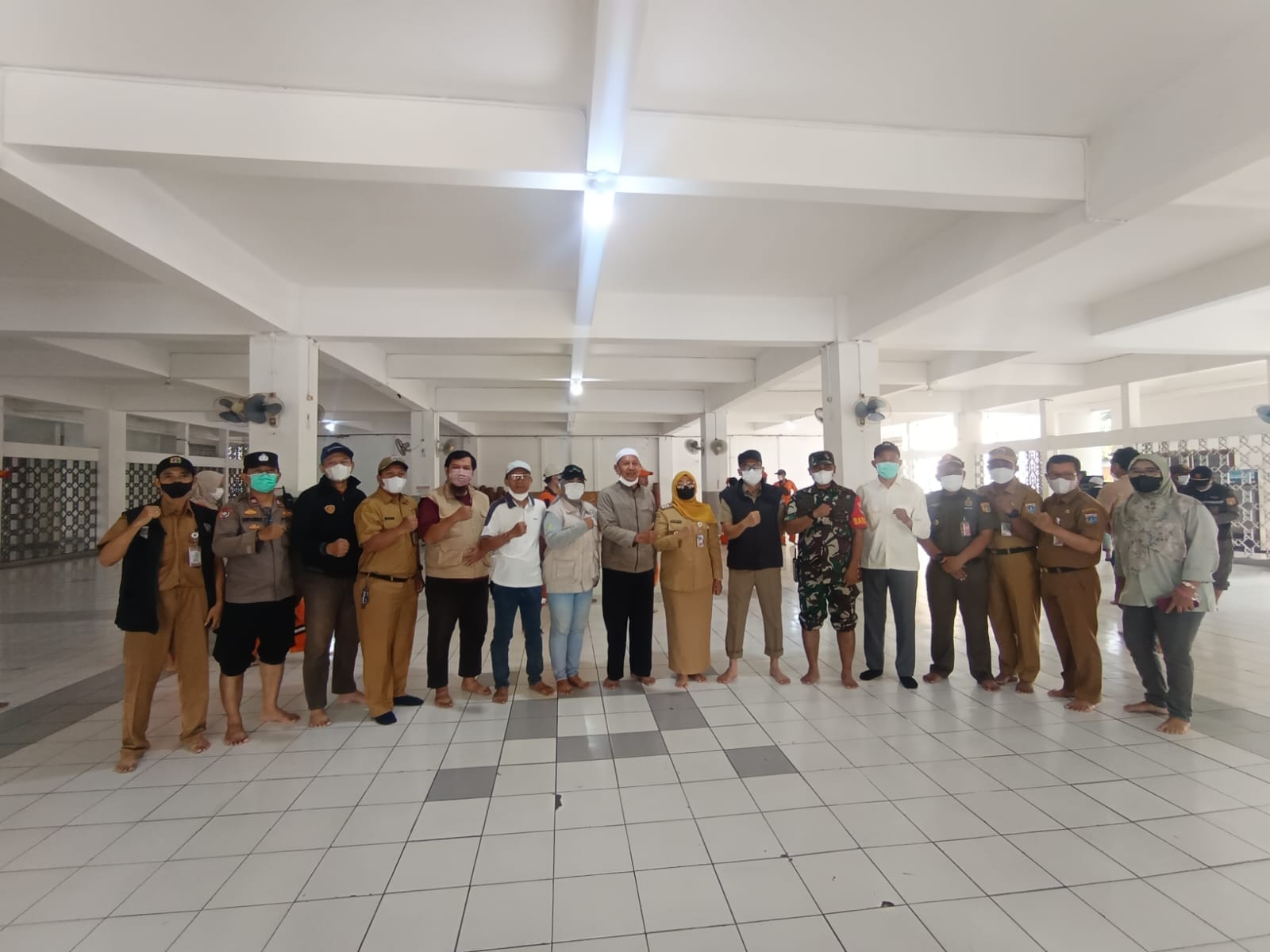 Polsek Metro Tanah Abang dan Tiga Pilar Kompak Bersihkan Masjid Al-I’thisam dari Dampak Abu Vulkanik, Wujud Nyata Polri Peduli Masyarakat
