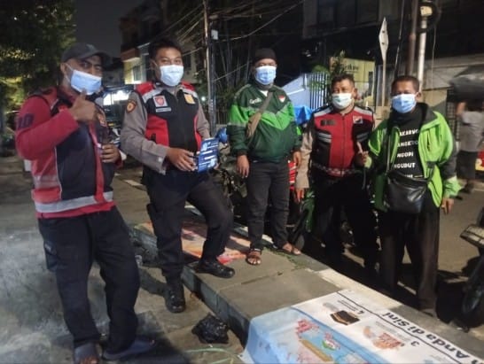 Peduli Warga, Polsek Cempaka Putih Bagikan Masker dan Sampaikan Imbauan Kamtibmas