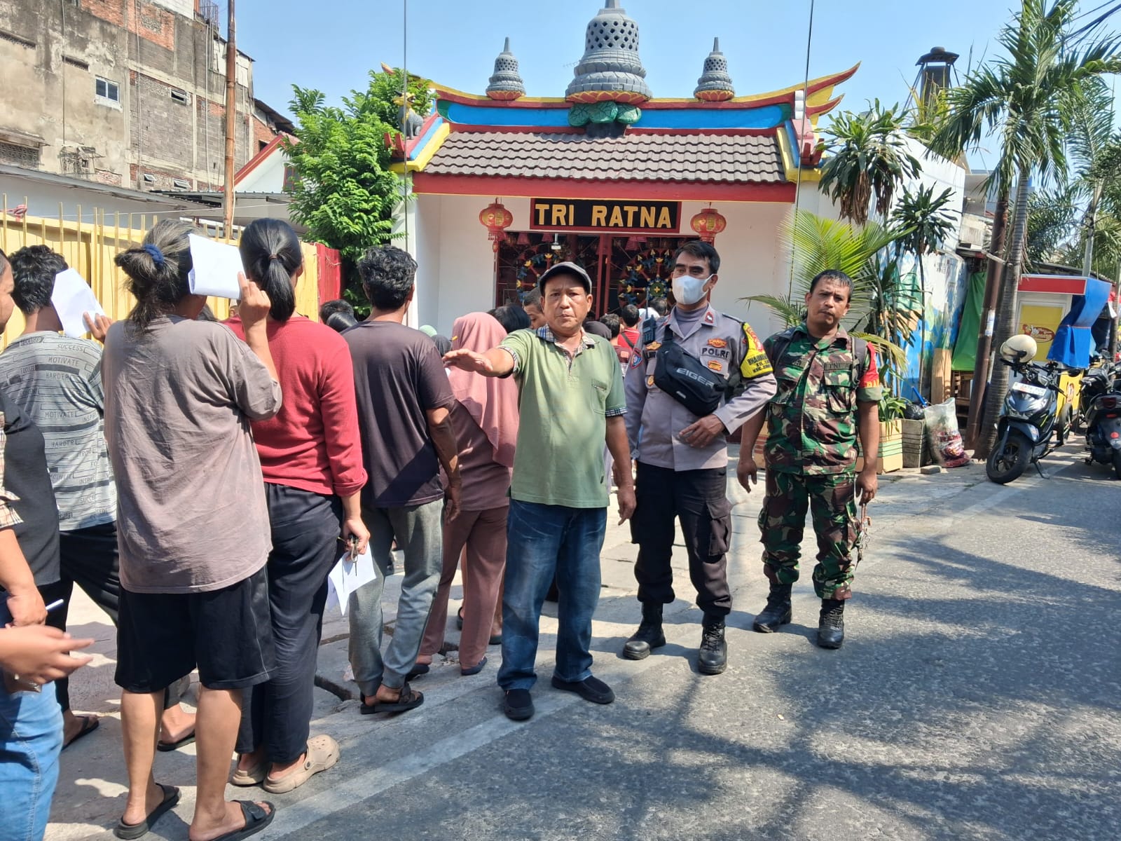 Polisi-TNI Kawal Bakti Sosial Pembagian Beras di Vihara Triratna