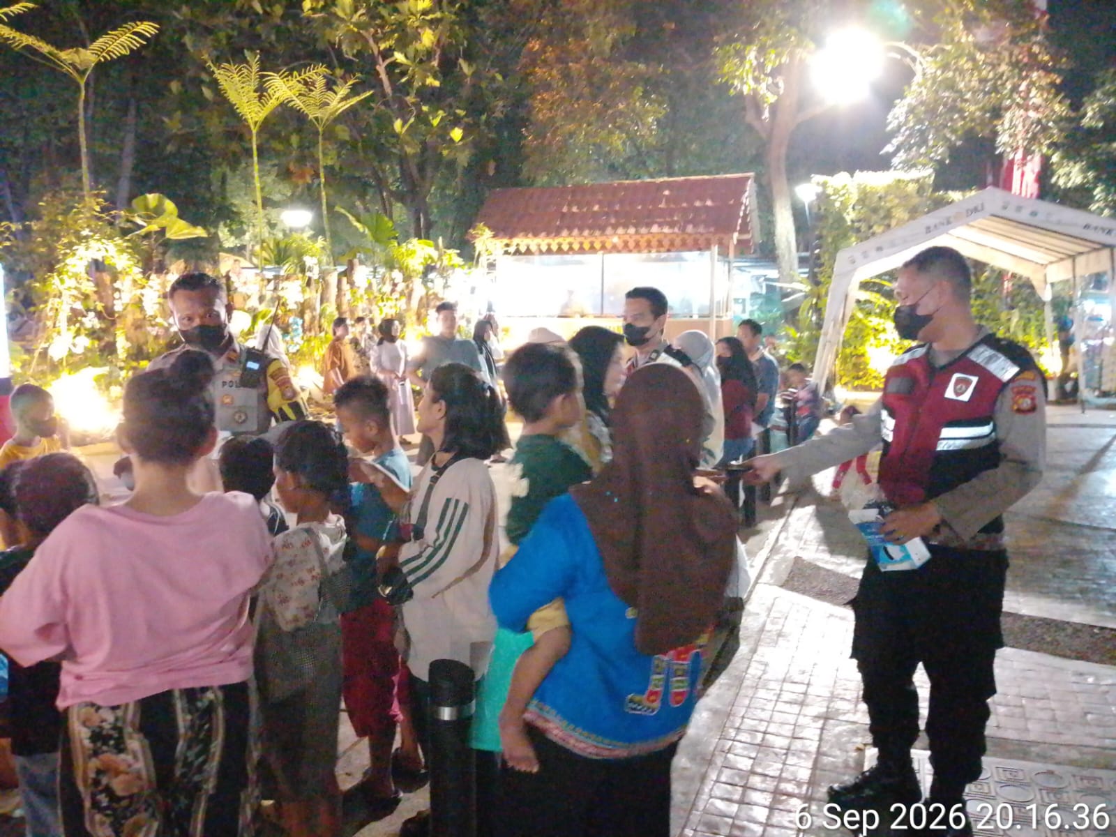 Polsek Sawah Besar PEDULI, Bagikan Masker di Pameran Flora Fauna Di Taman Lapangan Banteng