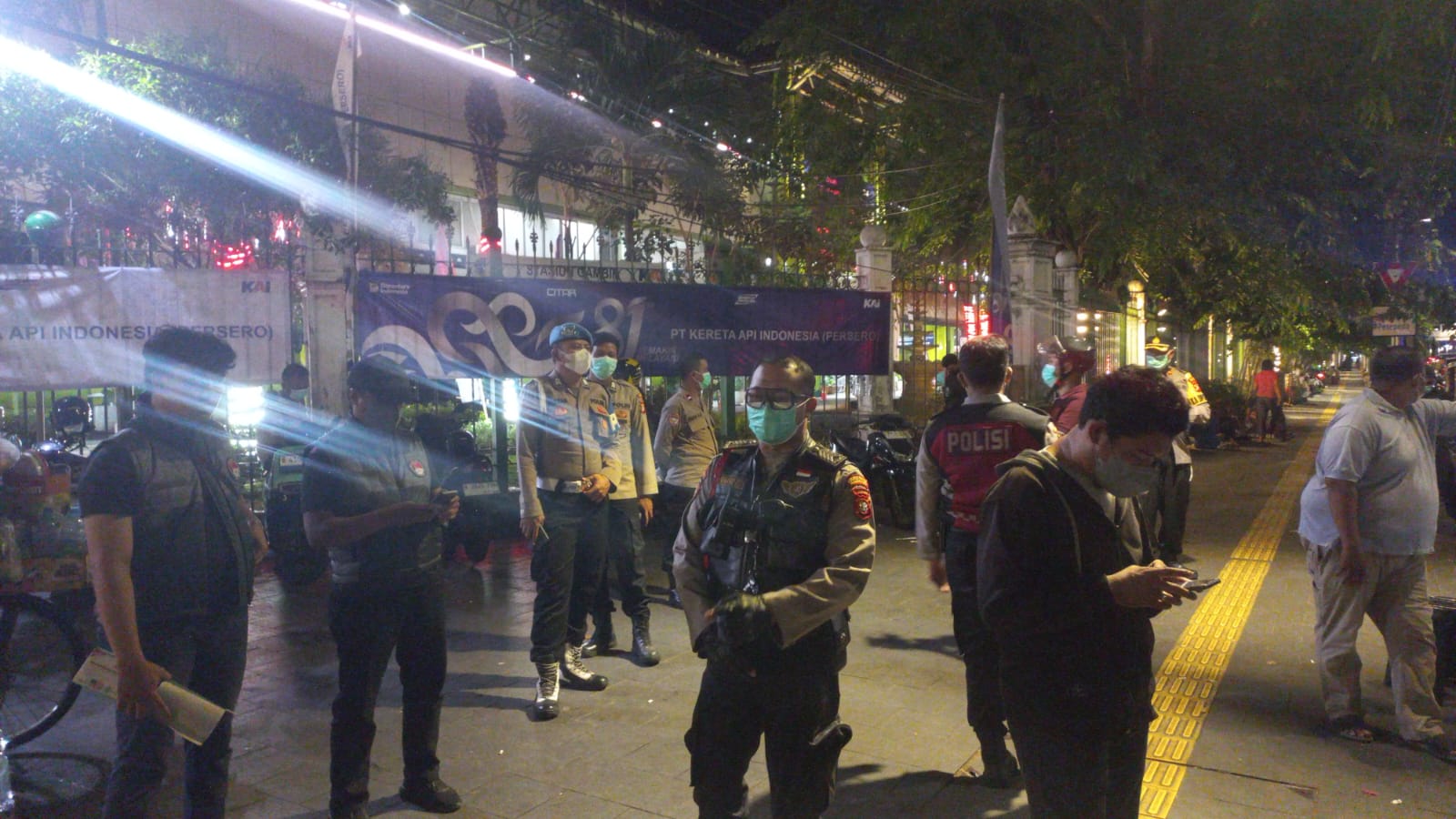Polisi Patroli Malam di Jakpus Sambil Bagikan Masker