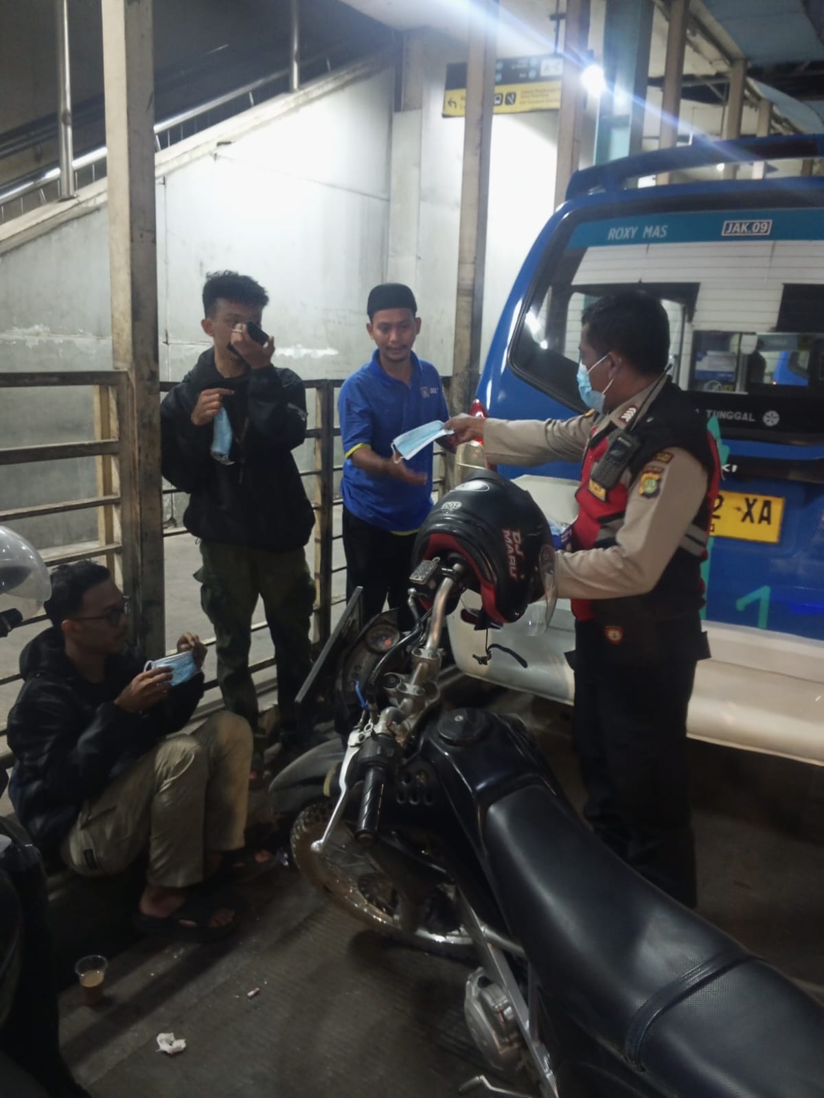 Patroli 1051 Bagikan Masker kepada Masyarakat Terdampak Abu Vulkanis di Tanah Abang