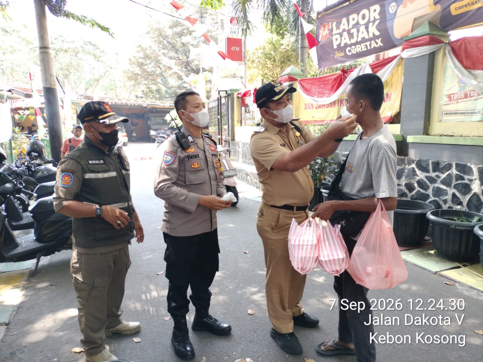 Sapa Warga, Jaga Kesehatan, Bhabinkamtibmas Kebon Kosong Hadir di Tengah Masyarakat