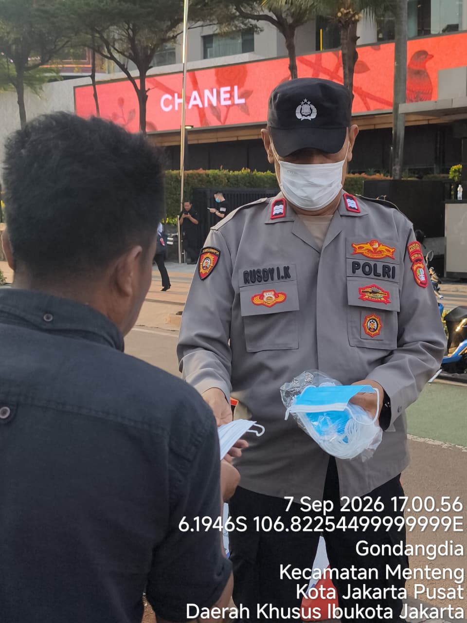 Polisi Bagikan 100 Masker, Warga di Bundaran HI dan Stasiun Sudirman Diimbau Waspada Abu Vulkanik
