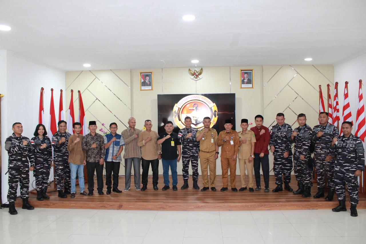 Komandan Lanal Ranai Terima Penyerahan Surat Alas Hak Tanah di Pulau Midai