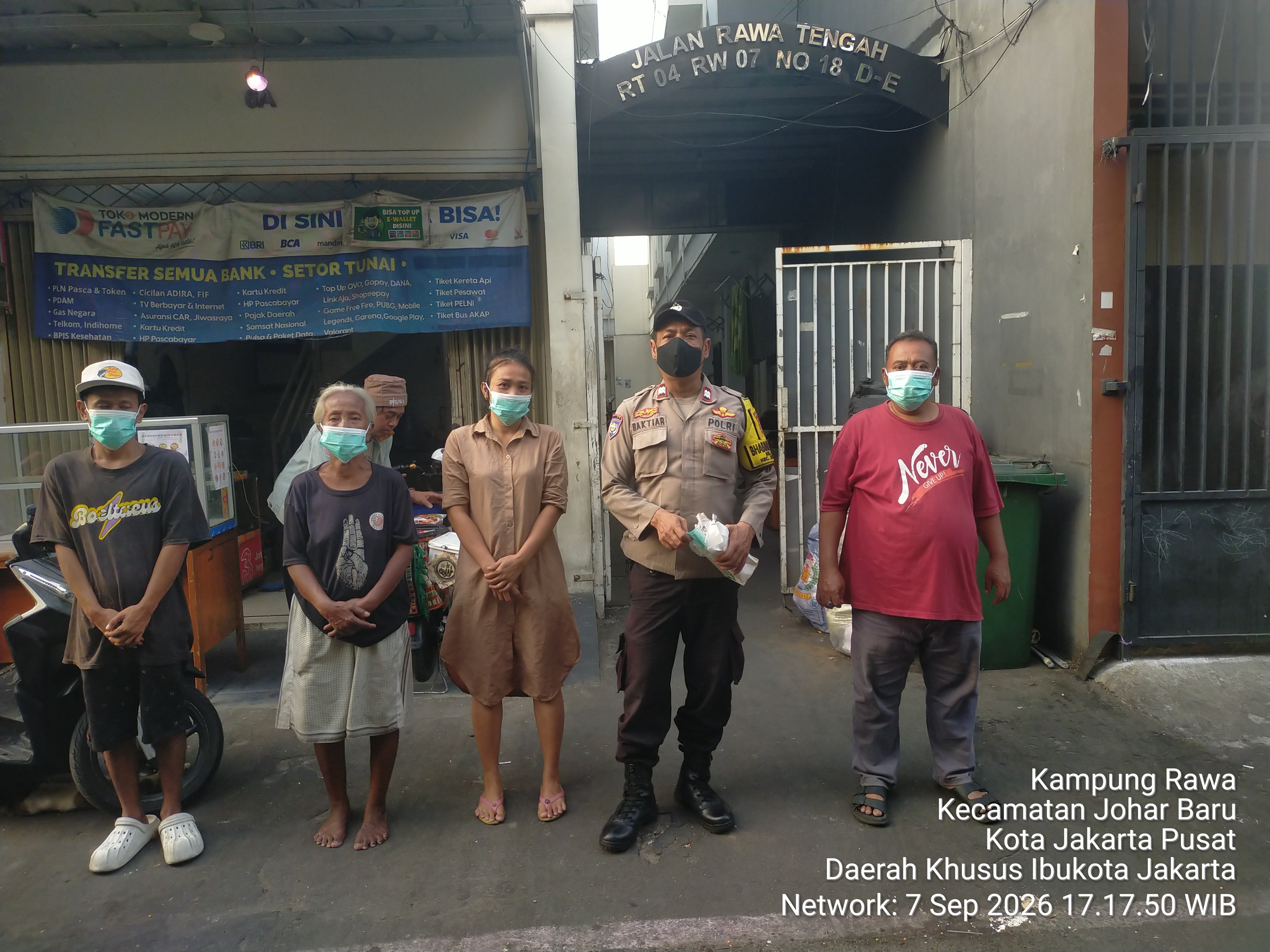 Peduli Kesehatan Warga, Bhabinkamtibmas Bagikan Masker di Galur