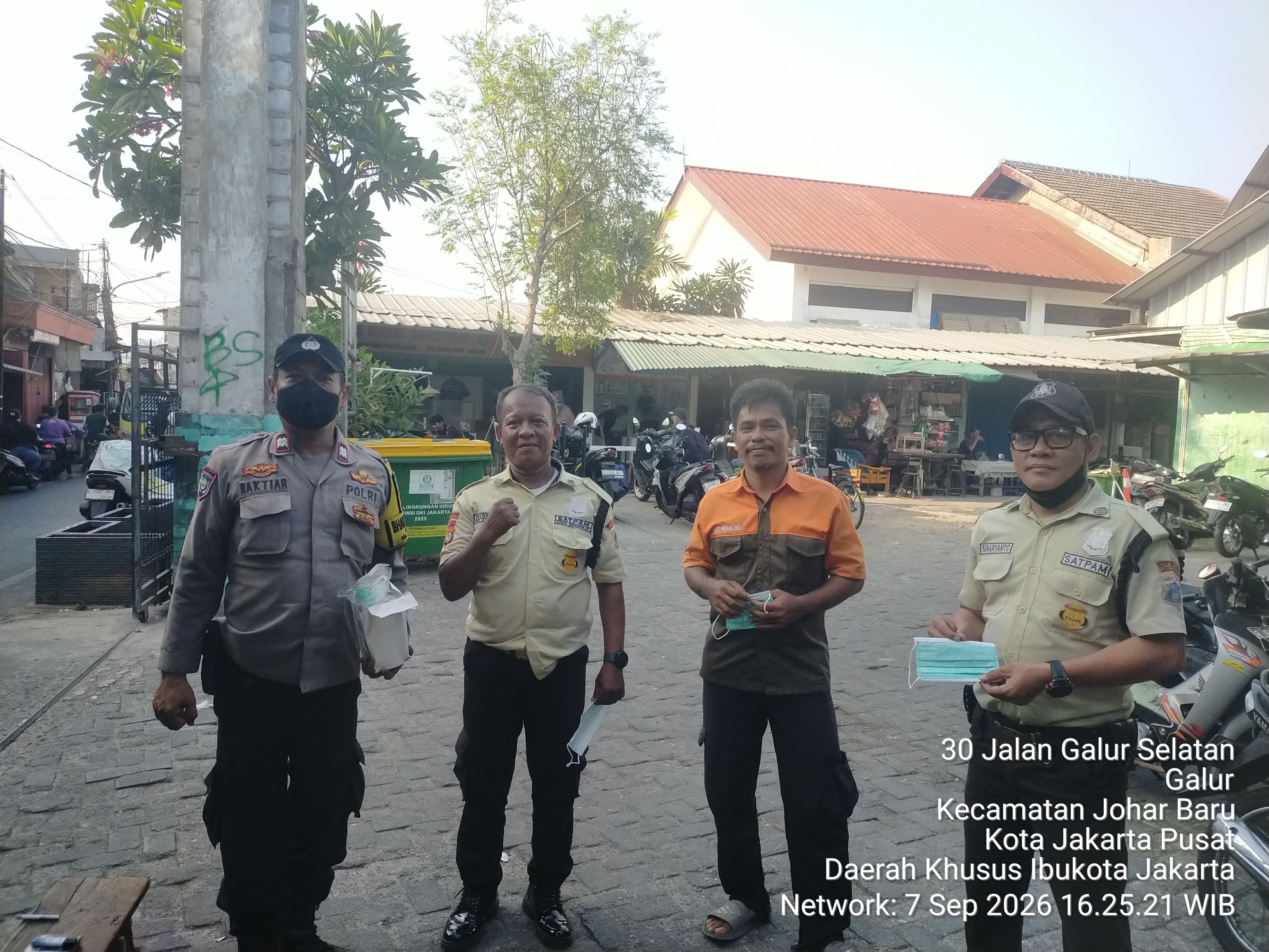 Dampak Erupsi Debu Vulkanik, Polisi Bagikan Masker dan Perkuat Keamanan Pasar Gembrong