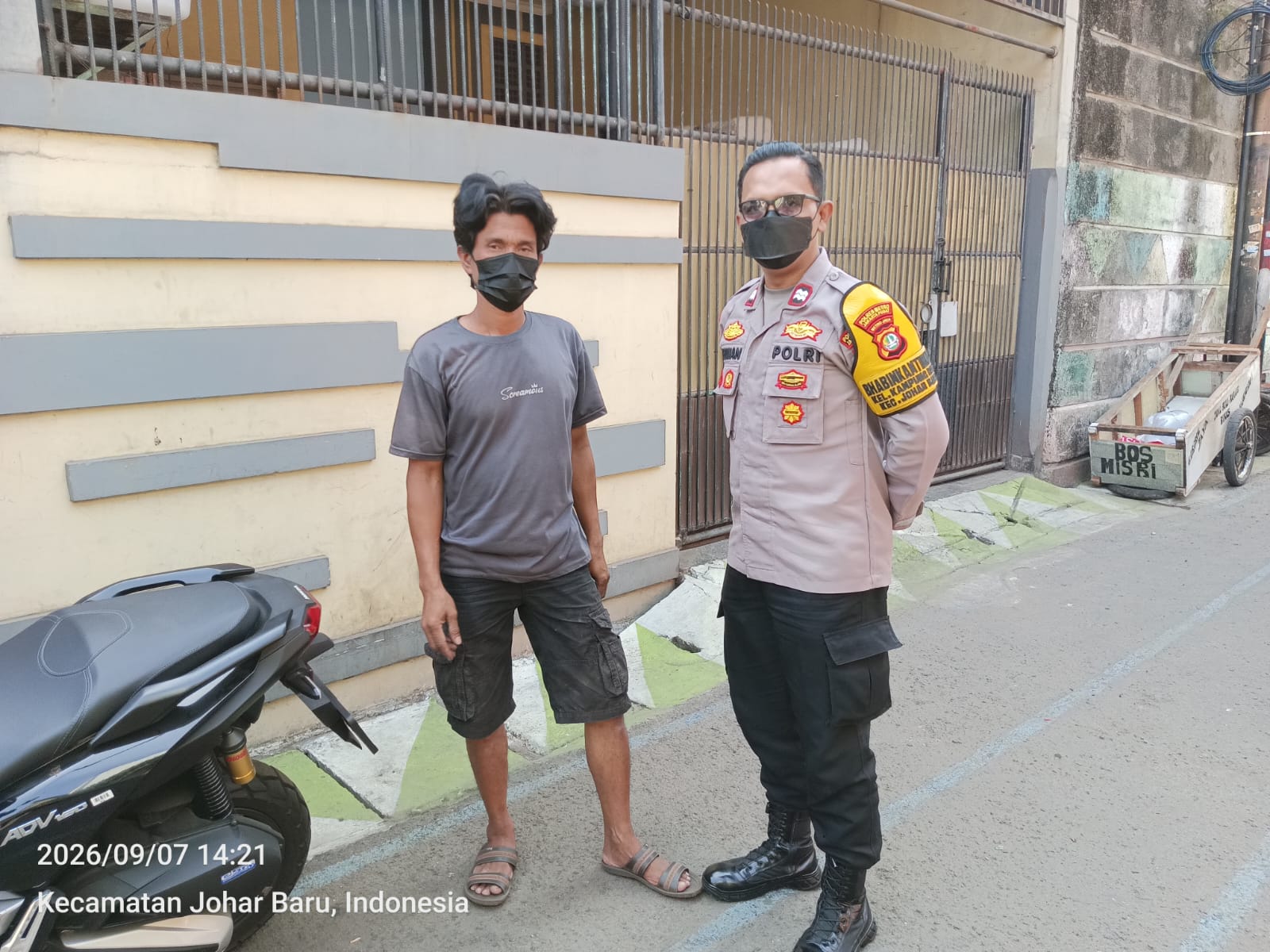 Tak Sekadar Patroli, Bhabinkamtibmas Hadir Beri Masker dan Imbauan Kamtibmas