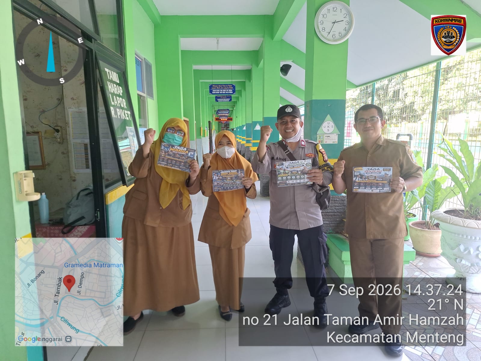 Bhabinkamtibmas Pasang Flyer “Jaga Jakarta” di SMKN 16 Pegangsaan