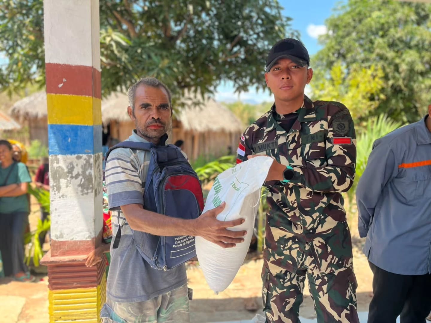 Peduli Warga Perbatasan, Satgas Pamtas Yonarhanud 2 Kostrad Bantu Pembagian Beras Gratis kepada Warga
