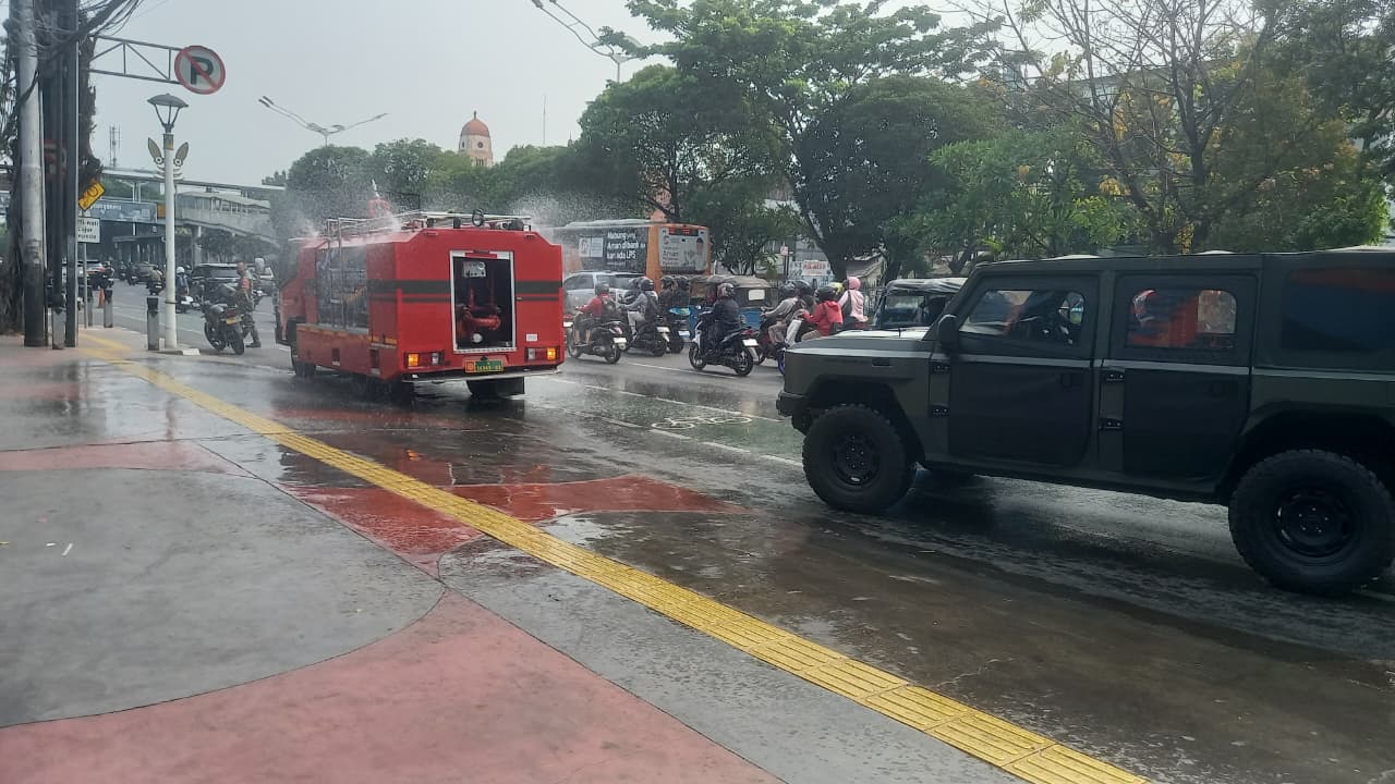 Kodim 0505/Jakarta Timur Kerahkan Water Tank, Bersihkan Abu Vulkanik di Sejumlah Ruas Jalan