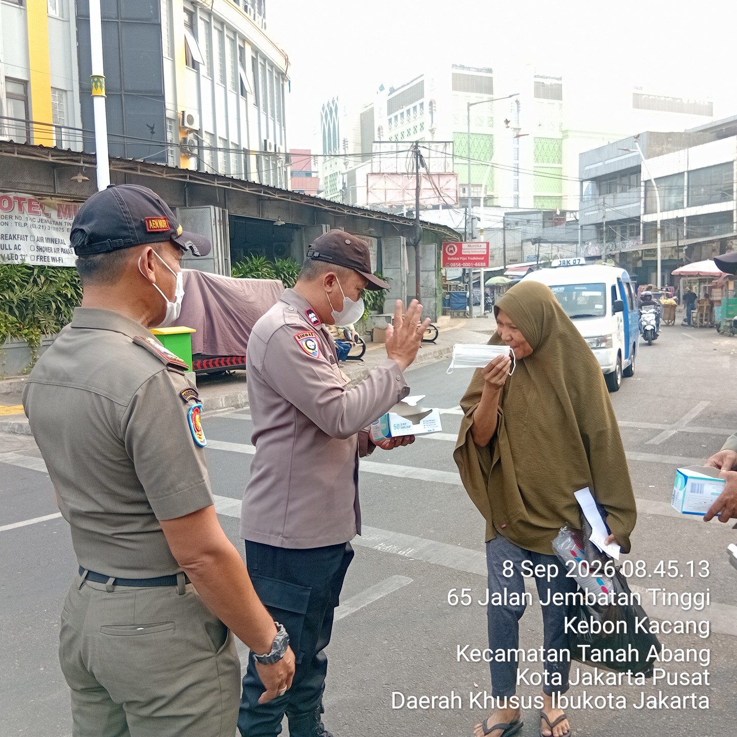 Bhabinkamtibmas Bersama Tiga Pilar Bagikan 200 Masker kepada Warga dan Pengguna Jalan di Kebon Kacang