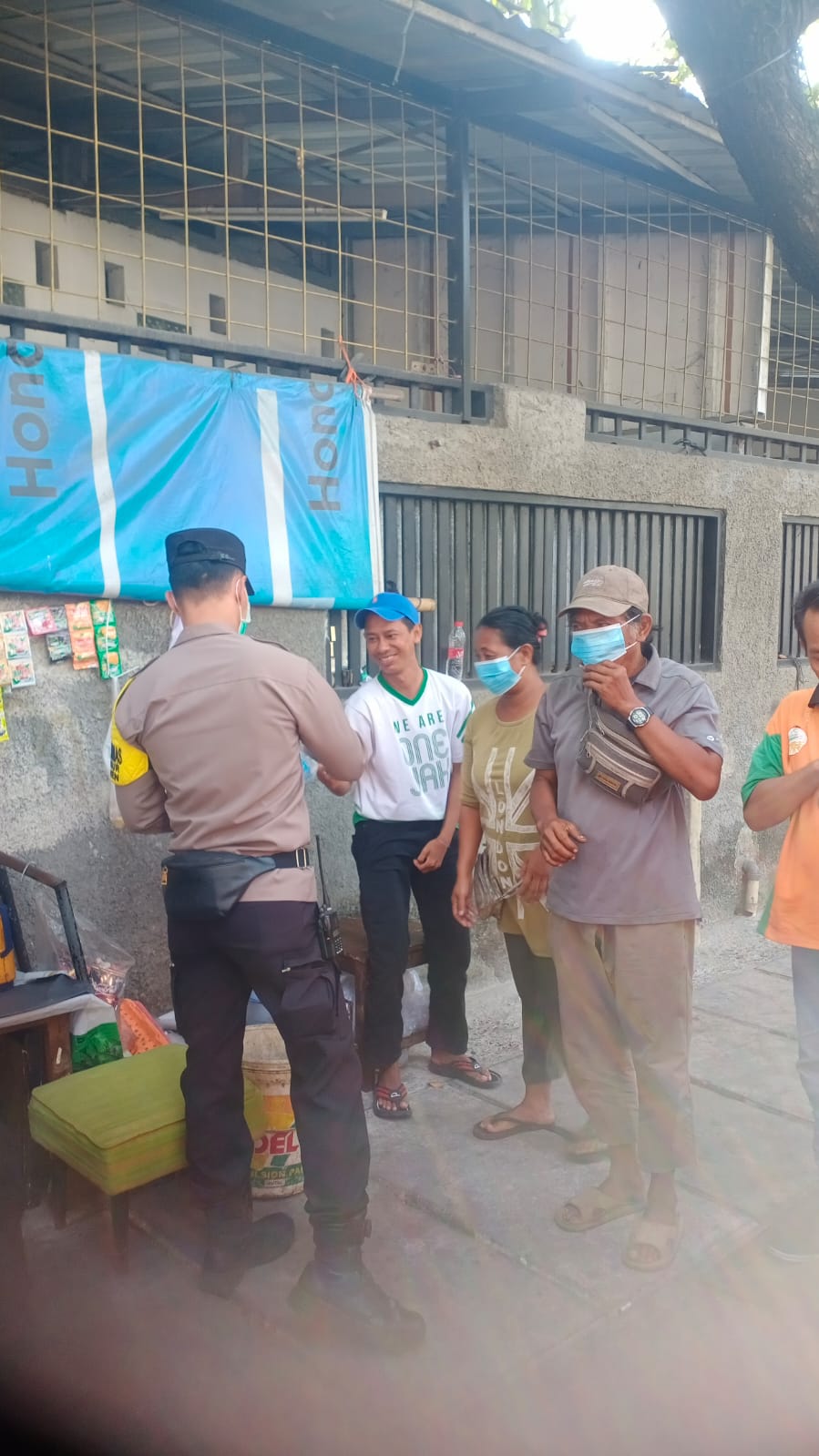 Polisi dan Tiga Pilar di Senen Bagikan Masker Kepada Warga Antisipasi Abu Vulkanik Gunung Anak Krakatau