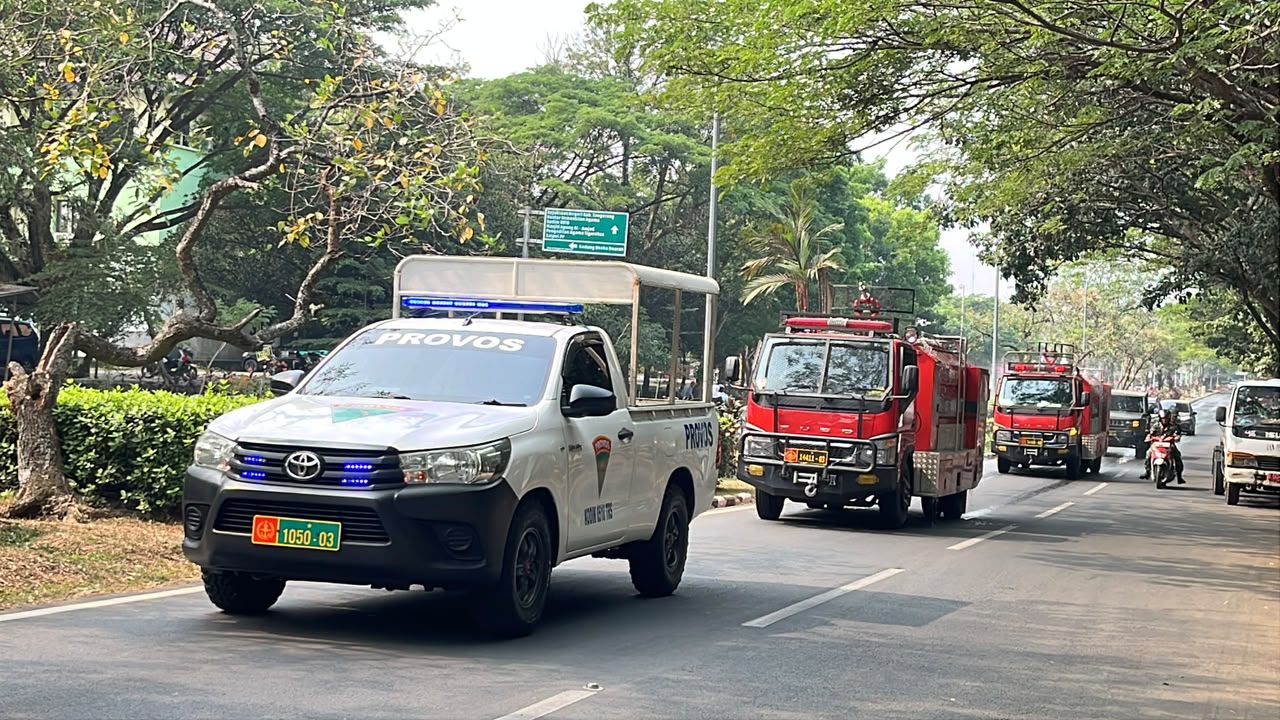 Kodim 0510/Tigaraksa Terjunkan Water Tank, Siram Abu Vulkanik Dampak Erupsi Gunung Anak Krakatau di Jalan Protokol Pemda