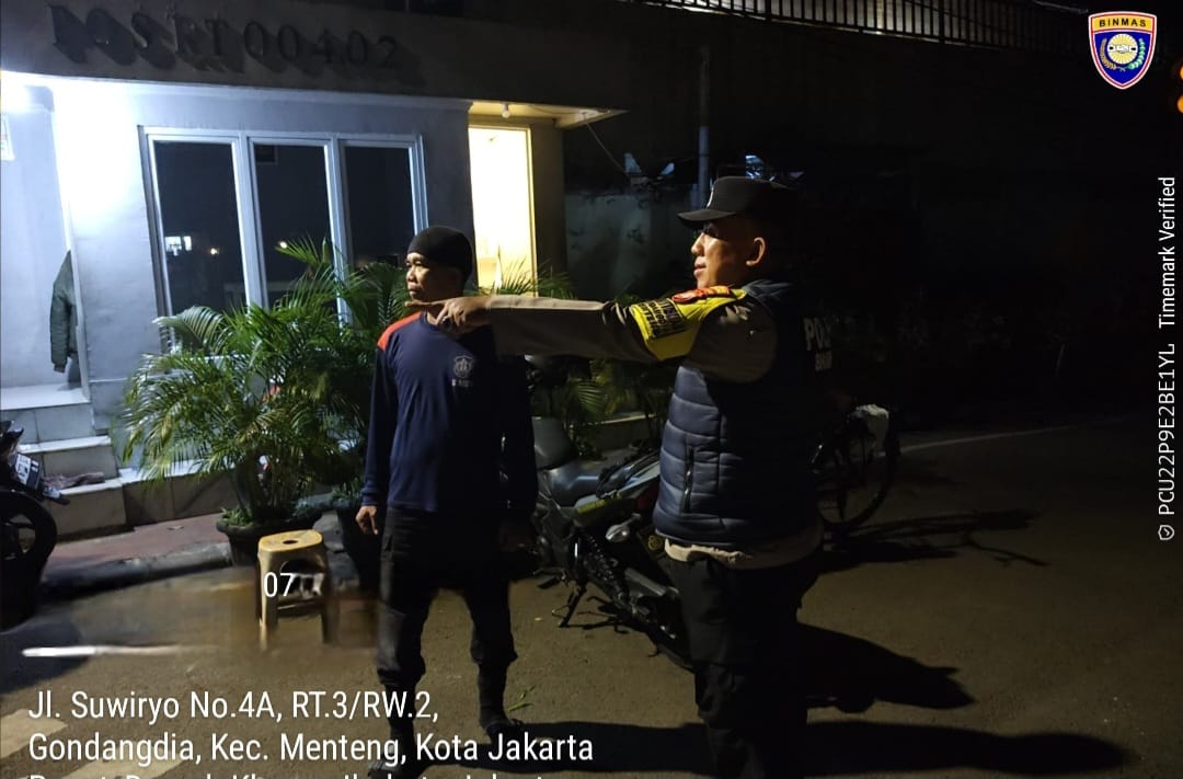 Jelang Subuh, Bhabinkamtibmas Sambangi Satkamling Gondangdia Ingatkan Warga Tingkatkan Kewaspadaan