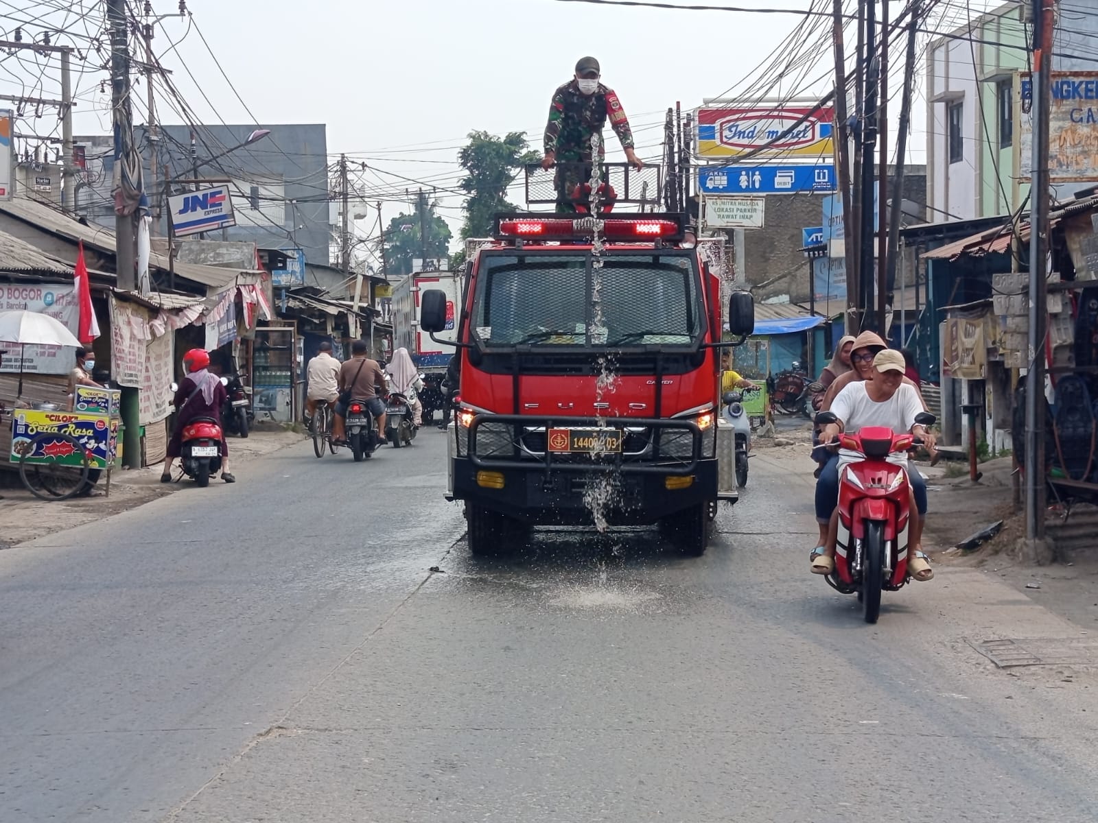 Koramil 01/ Teluknaga Kerahkan Water Tank Lakukan Penyemprotan Dan Pembersihan Dampak Abu Vulkanik Pasca Eropsi Anak Krakatau