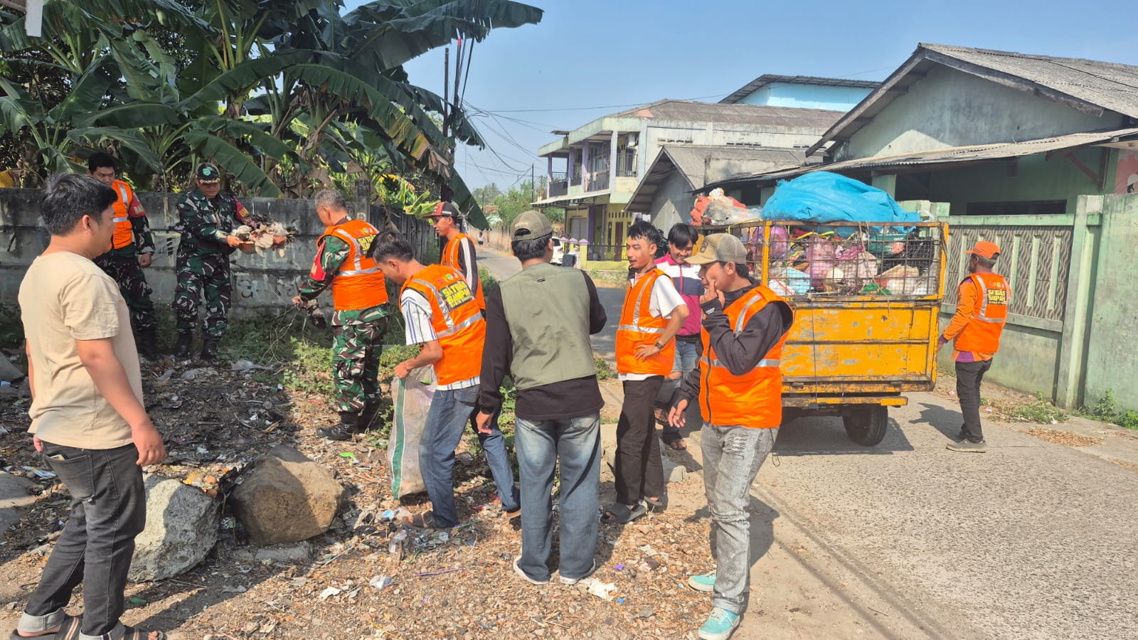 Satgas Sampah Kodim 0510/Tigaraksa Bersihkan Sampah di Desa Babakan, Wujudkan Lingkungan Bersih dan Rapi