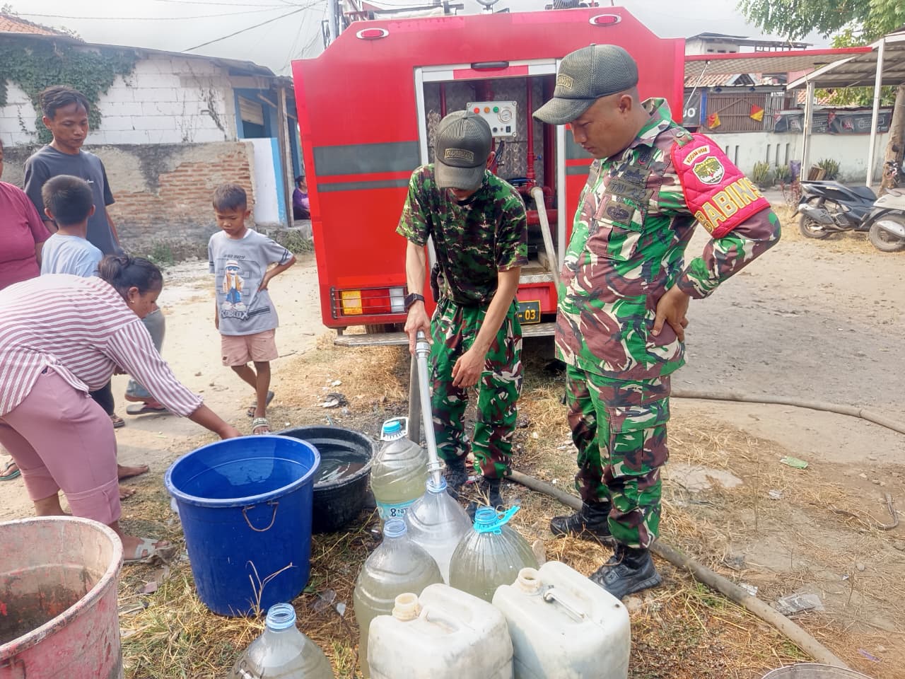 Dampak Kemarau Panjang Koramil 01/Teluknaga Kodim 0510/ Tigaraksa Suplai Air Bersih Di Dua Desa