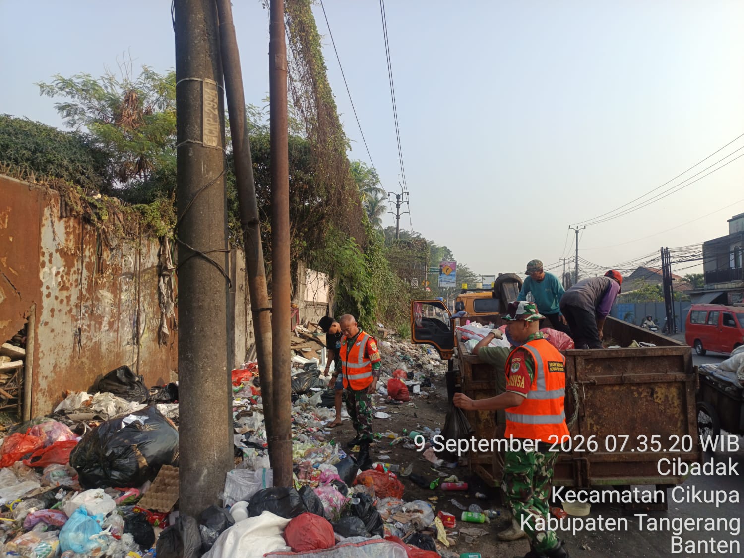 Jaga Lingkungan Tetap Bersih, Satgas Sampah Kodim 0510/Trs Bersihkan Sampah di Cibadak