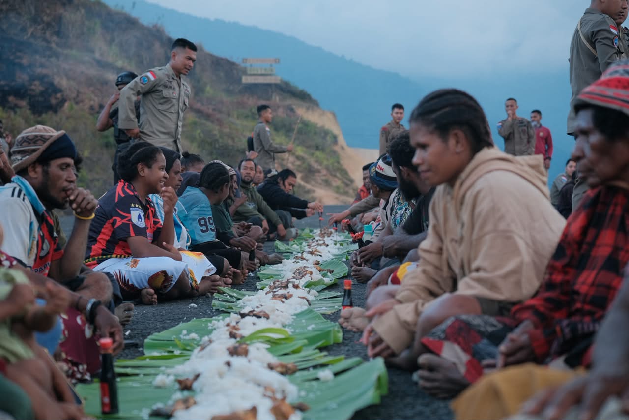 DELAPAN BULAN BERSAMA MASYARAKAT, SATGAS KEPOLISIAN OPERASI DAMAI CARTENZ-2026 TINGGALKAN KENANGAN KEKELUARGAAN DI KIWIROK