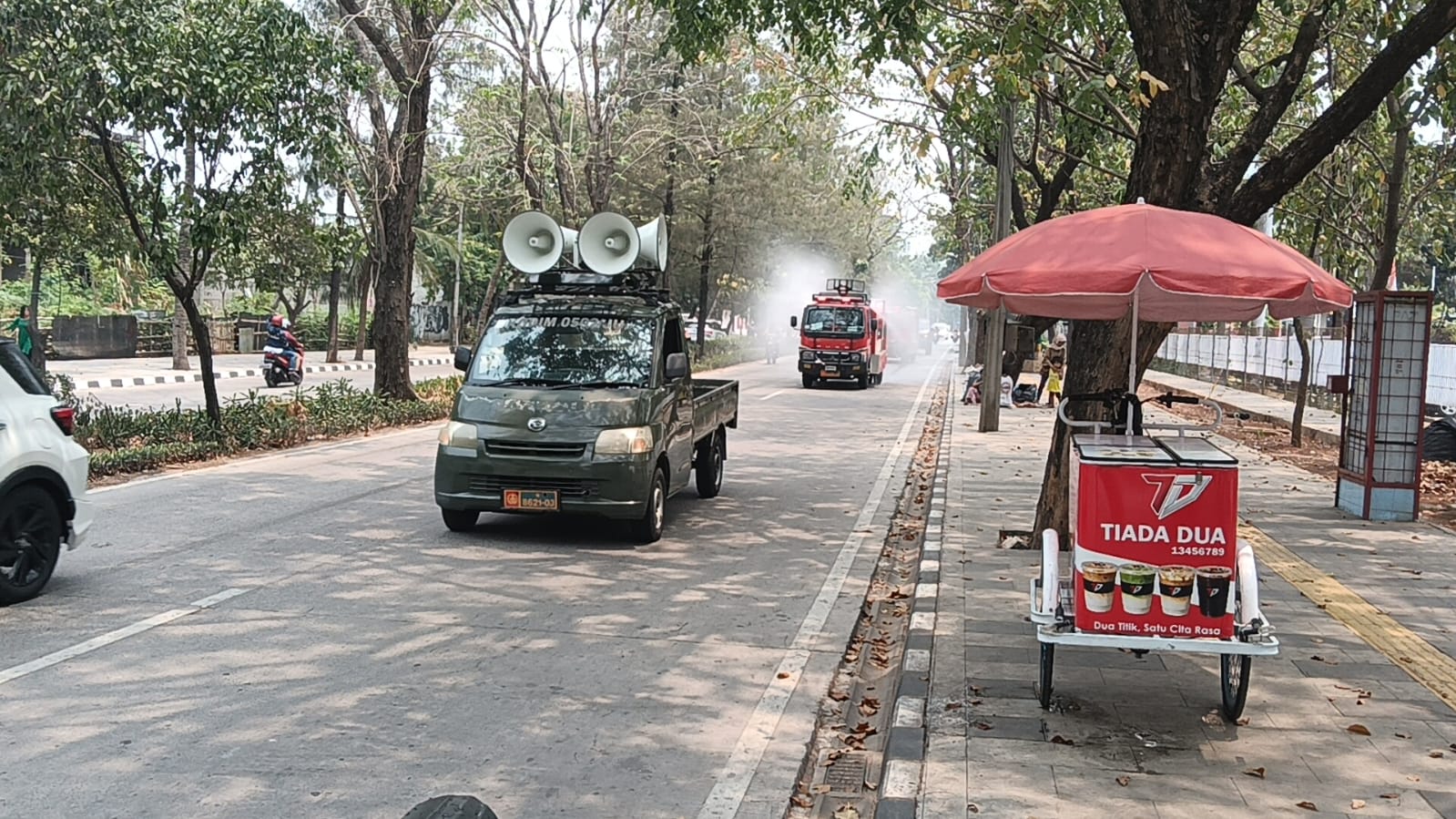 Kodim 0502/JU Kerahkan Water Canon Bersihkan Jalanan dan SMAN 41 dari Debu Vulkanik