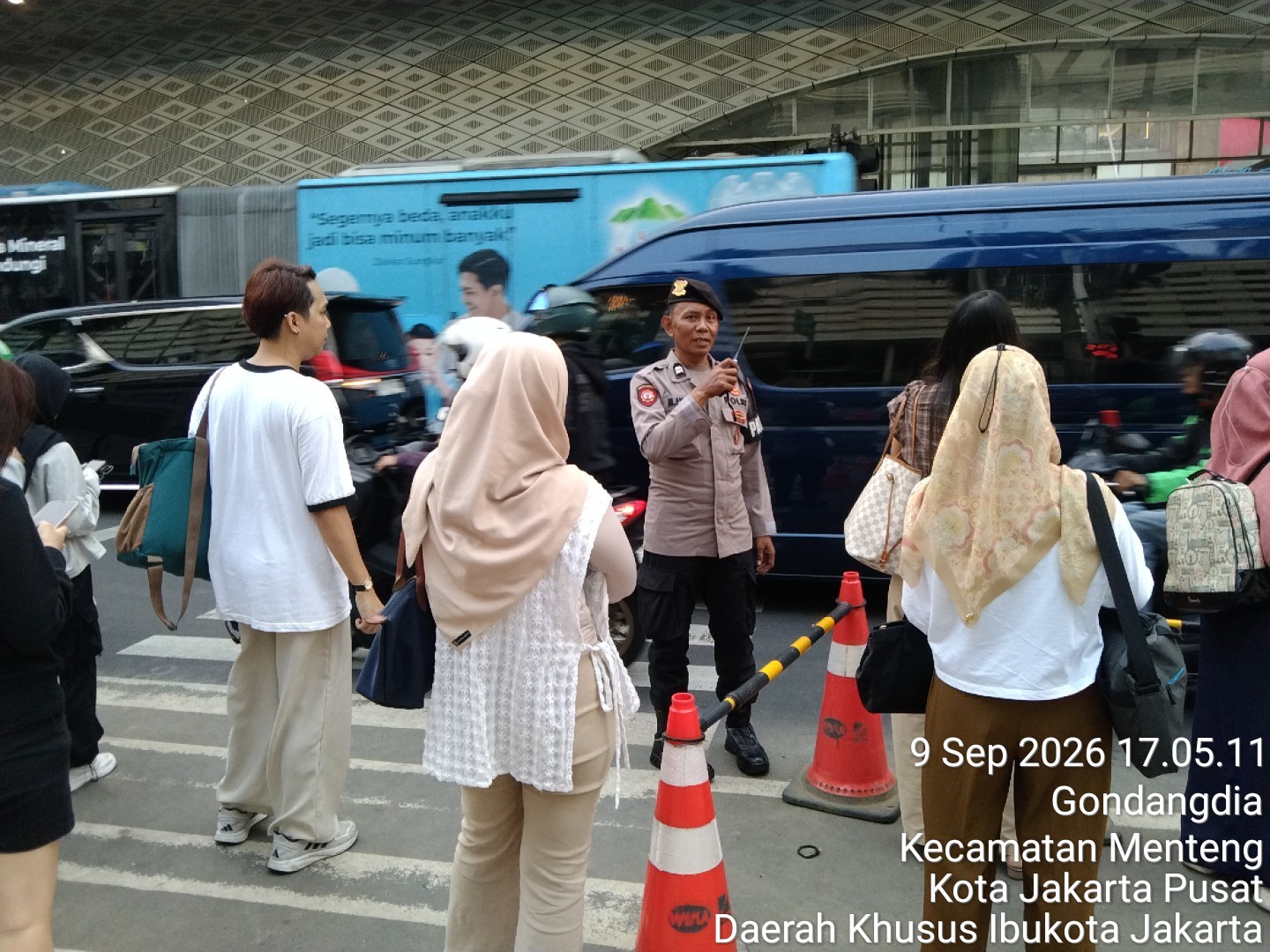 Polisi Ingatkan Warga di Pusat Jakarta, Jangan Terlena Bermain HP Saat Berjalan