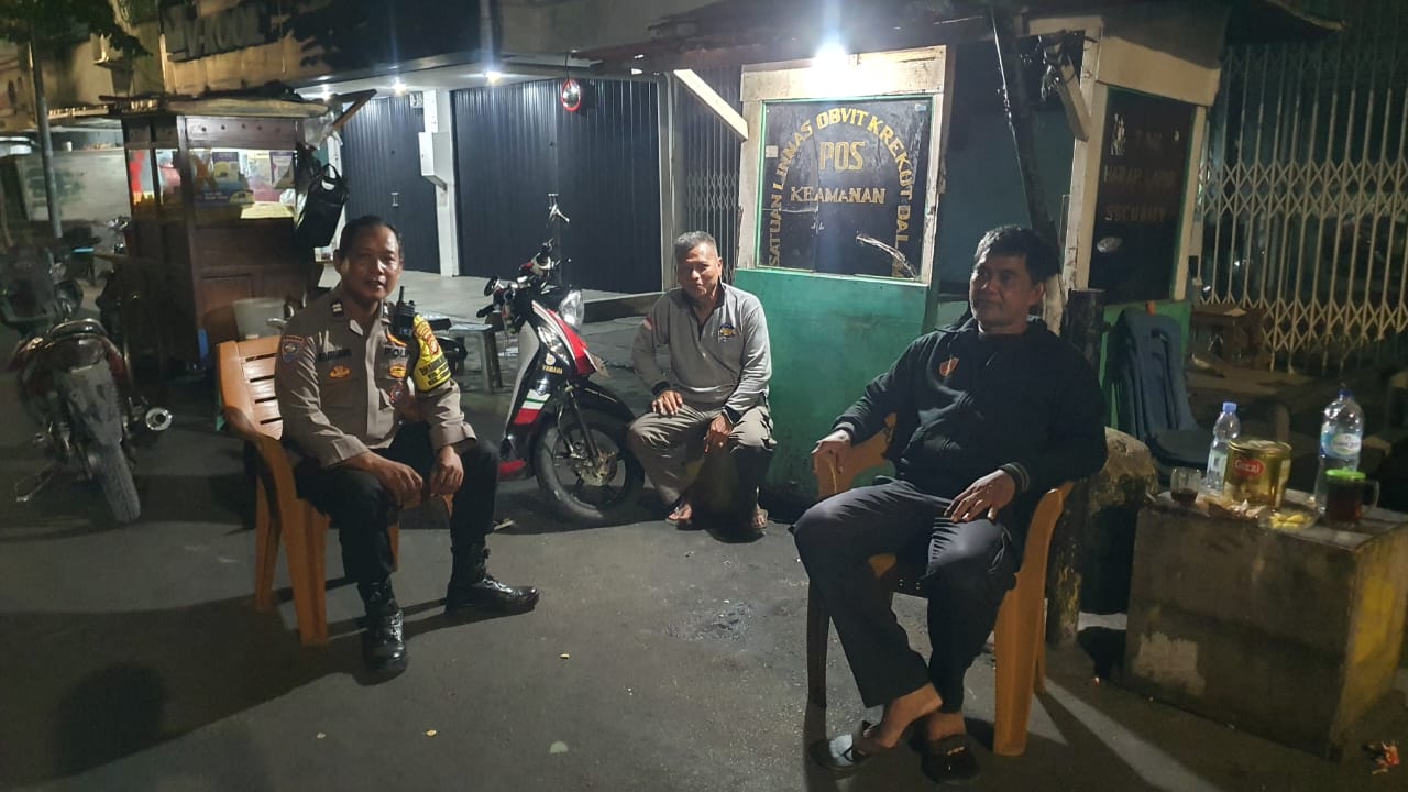 Polisi Sambangi Satkamling, Jaga Kamtibmas Bersama Warga