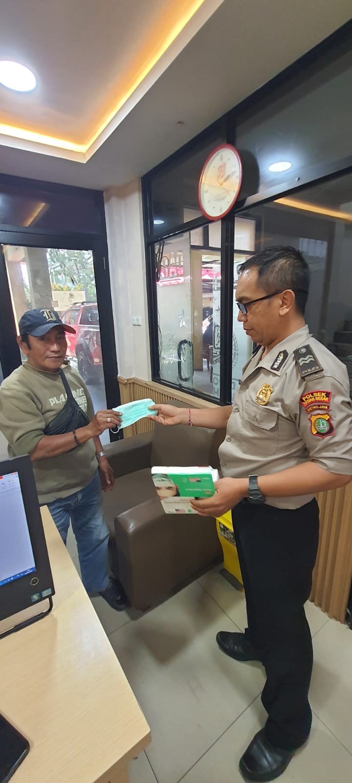 Layani Warga dengan Hati, SPKT Polsek Sawah Besar Bagikan Masker Gratis