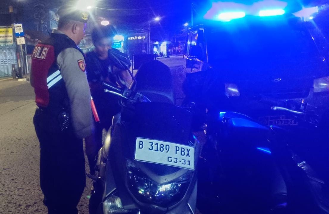Razia Dini Hari di Cempaka Putih, Polisi Periksa Kendaraan dan Barang Bawaan