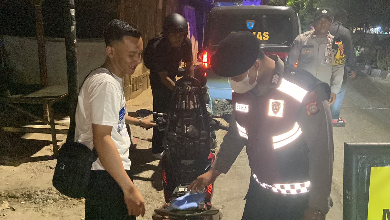 Cegah Kejahatan Jalanan, Polsek Kemayoran Gelar Razia Stasioner Dini Hari di Kebon Kosong