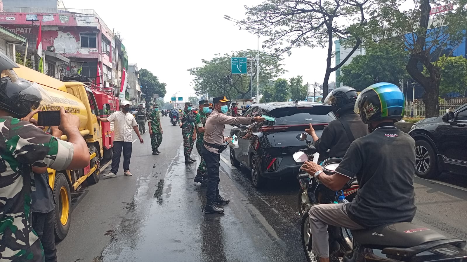 3 Pilar Kecamatan Senen Semprot Jalan dan Bagikan Masker untuk Kurangi Dampak Debu Vulkanik