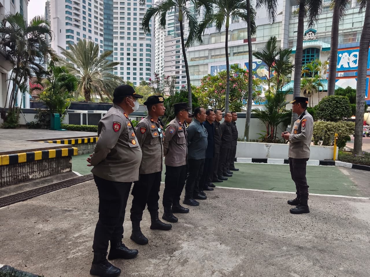 Pastikan Kesiapan Pengamanan, Polsek Metro Tanah Abang Gelar Apel Pelayanan Unjuk Rasa di Apartemen Pavilion