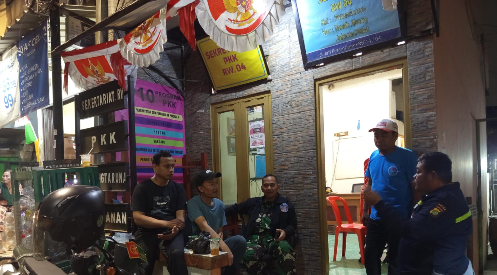 Wujudkan Lingkungan Aman, Bhabinkamtibmas Petamburan Bersama Babinsa dan Warga Gelar Siskamling