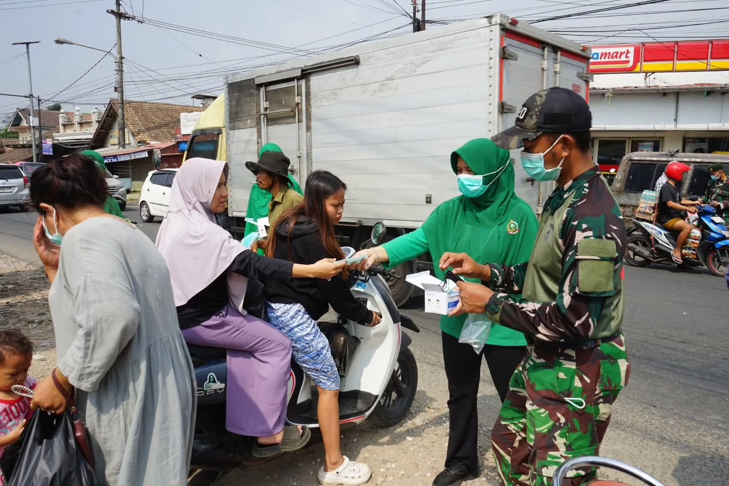 Peduli Dampak Abu Vulkanik, Prajurit dan Persit Yonif 320 Kostrad Bagikan Masker kepada Warga