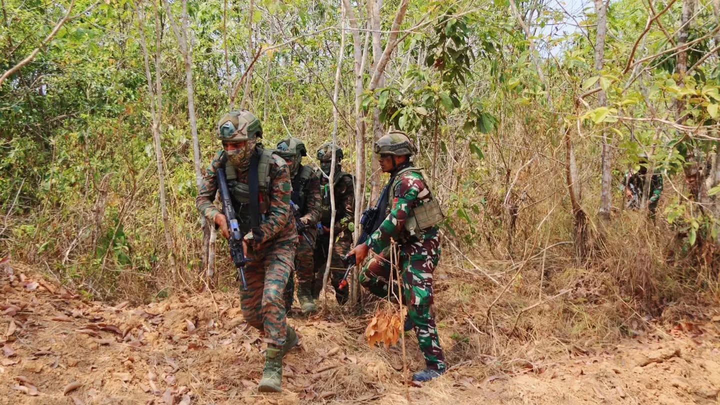 Usai Infiltrasi Udara, Prajurit Yonif 502/UY dan Pasukan Multinasional Lanjutkan Operasi Darat di Medan Hutan