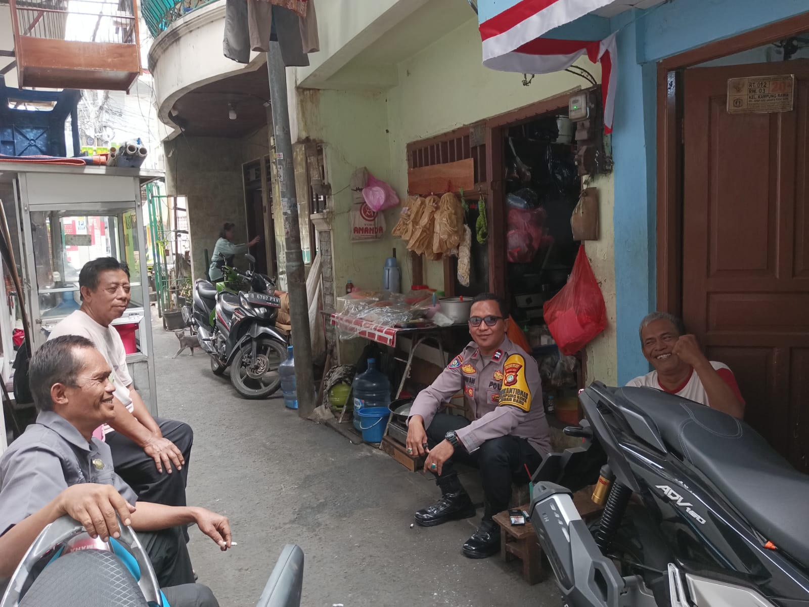 Jalin Komunikasi dengan Pengurus RW, Bhabinkamtibmas Perkuat Kamtibmas Kampung Rawa