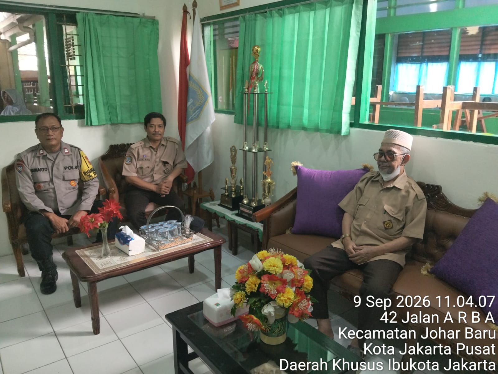 Bhabinkamtibmas Sambangi Sekolah Islam Al Jihad, Ajak Pelajar Hindari Tawuran dan Ajakan Demo