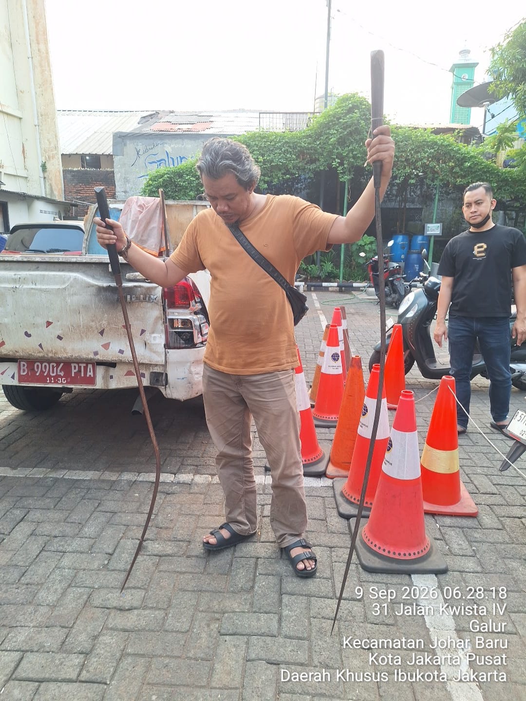 Respons Cepat Polisi Cek TKP Dugaan Tawuran di Pangkalan Asem, Dua Celurit Diamankan