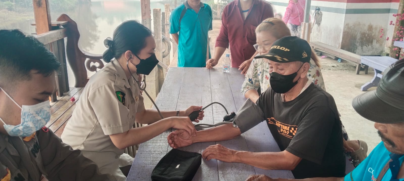 Hadir di Tengah Krisis: Polda Kalbar Gelar Bakti Kesehatan dan Salurkan Air Bersih Bagi Warga