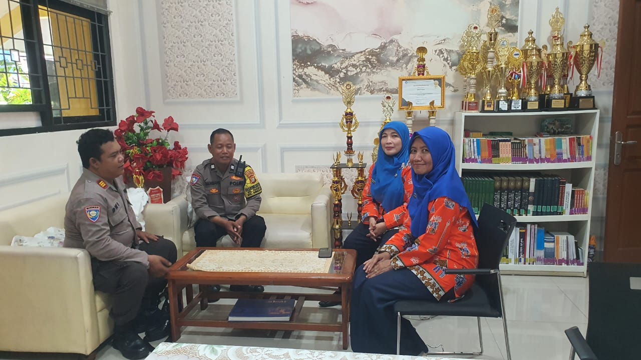 Polisi Sapa Guru diskusi satu bapak Asuh untuk 1 Kelas” Guna Perkuat Keamanan Sekolah di Pasar Baru