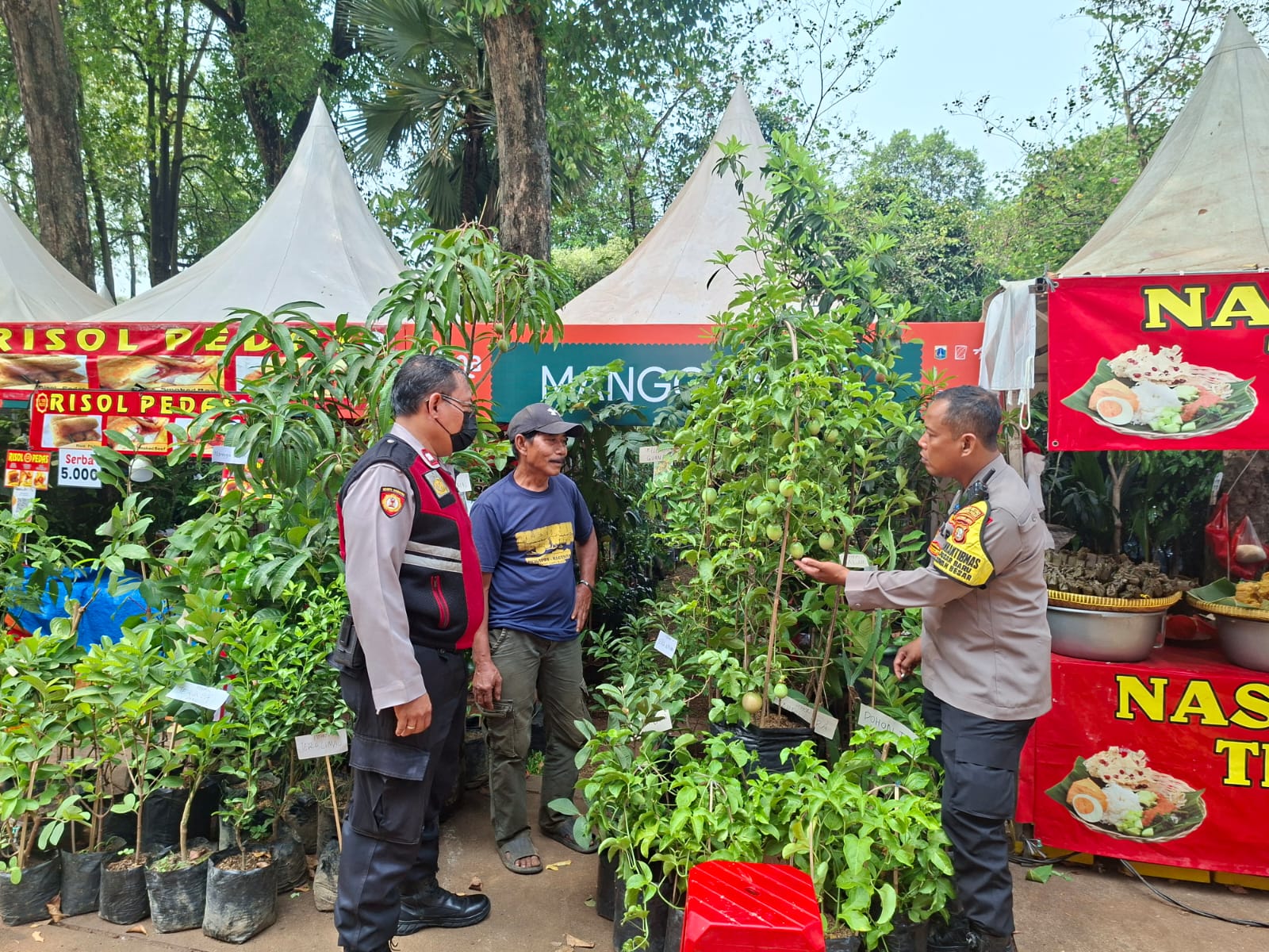 Polisi Patroli Jalan Kaki, Jaga Kenyamanan Pengunjung Di Pameran Flona Fauna Jakarta 2026