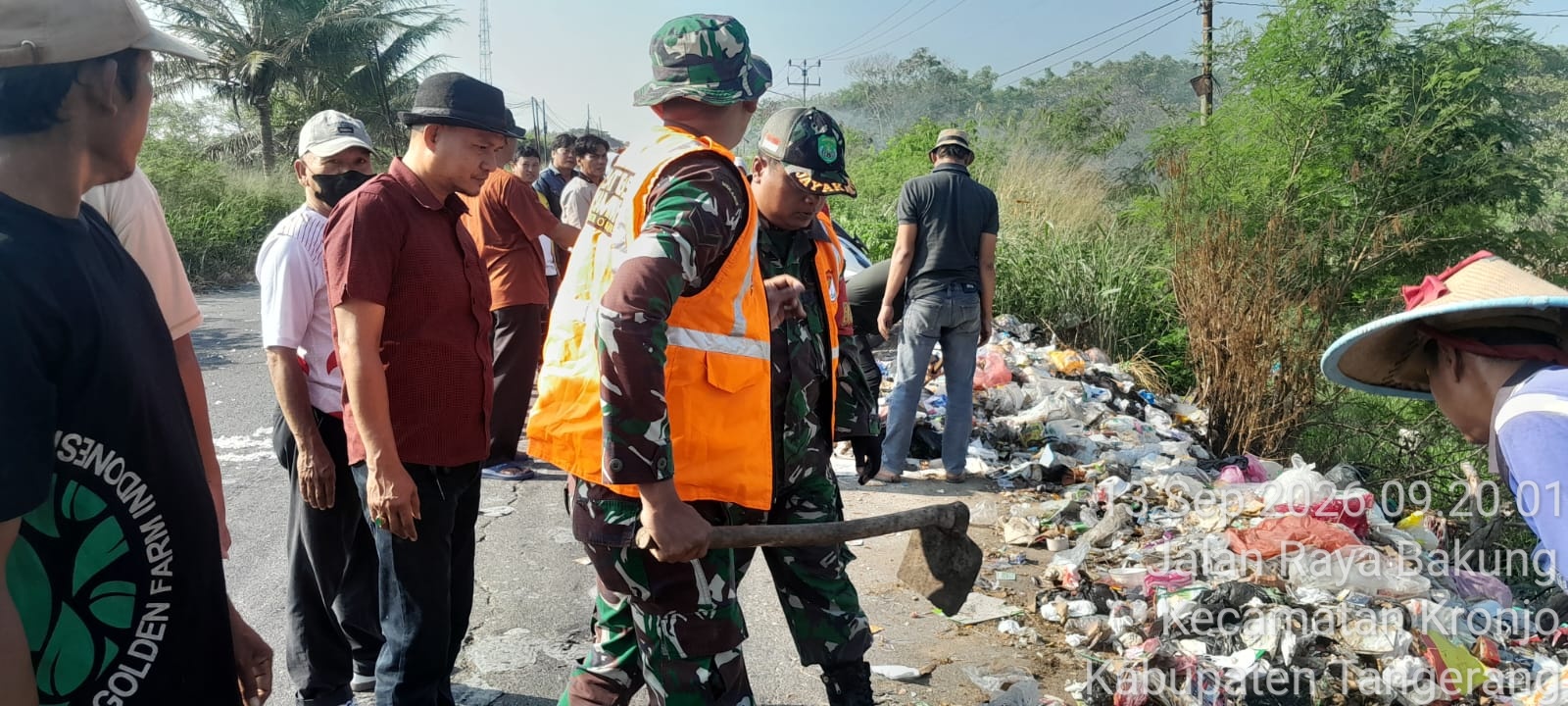Jaga Kebersihan Lingkungan, Satgas Sampah Kodim 0510/Trs Bersihkan Tumpukan Sampah di Desa Bakung
