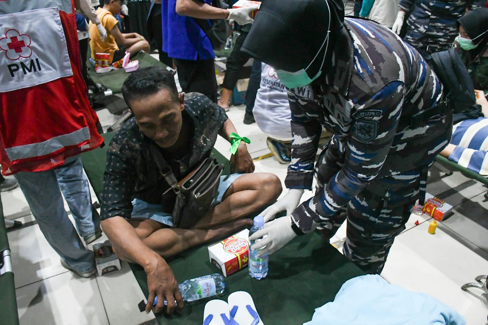 Perkuat Sinergi Lintas Sektor, Lanal Banjarmasin Bersama Tim SAR Gabungan Evakuasi Korban KM Virgo Transport 8