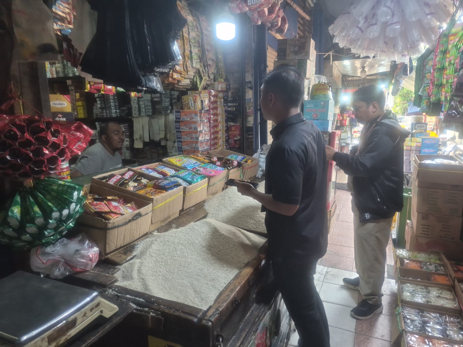 Polisi Melakukan Pengecekan harga pangan khususnya Komiditi Beras di Jakarta Utara dan Kepulauan Seribu