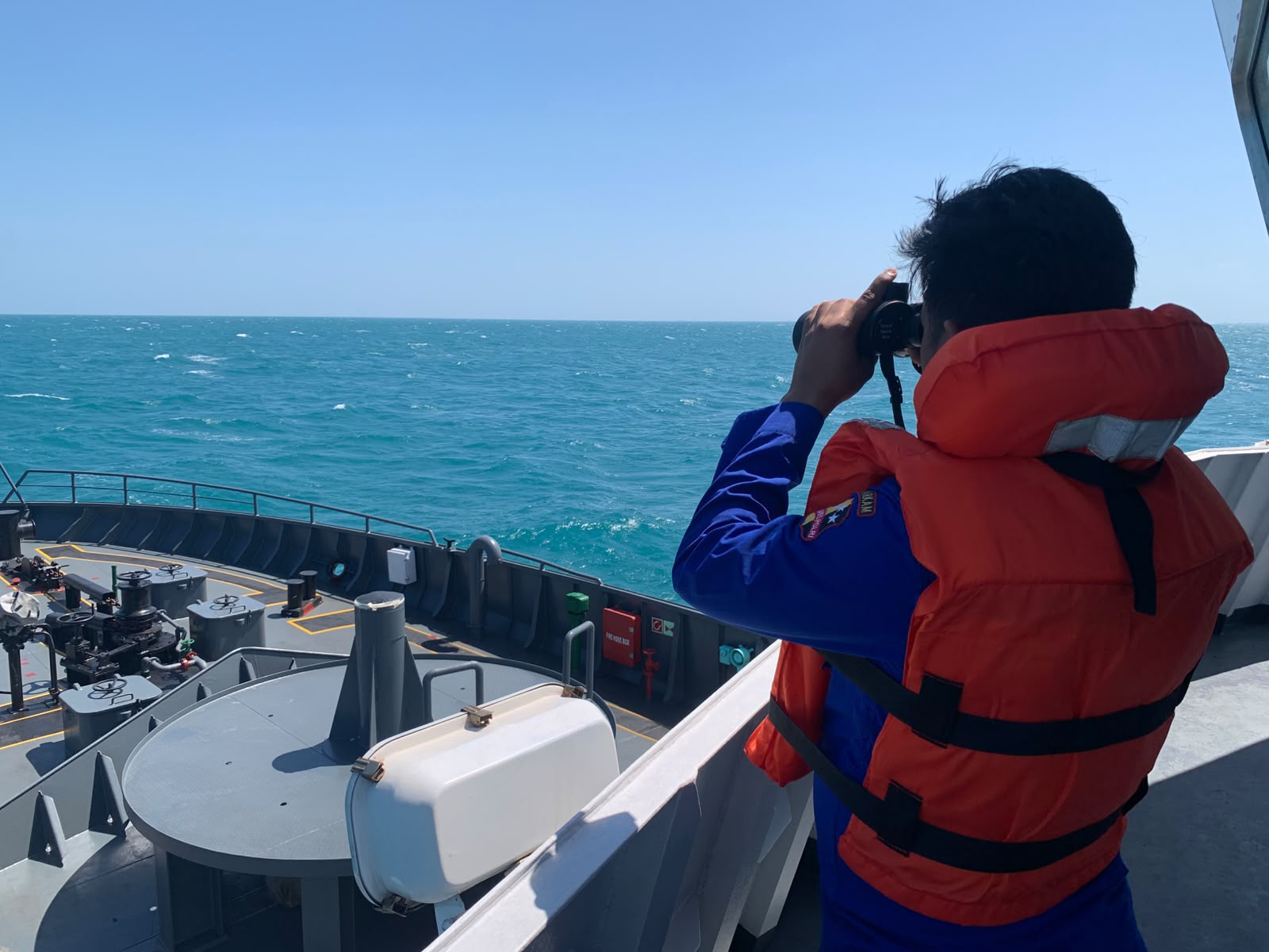 GELOMBANG KURANG BERSAHABAT, KAPAL POLRI TETAP SISIR LAUT BERSAMA TIM SAR CARI KORBAN KM VIRGO TRANSPORT 8