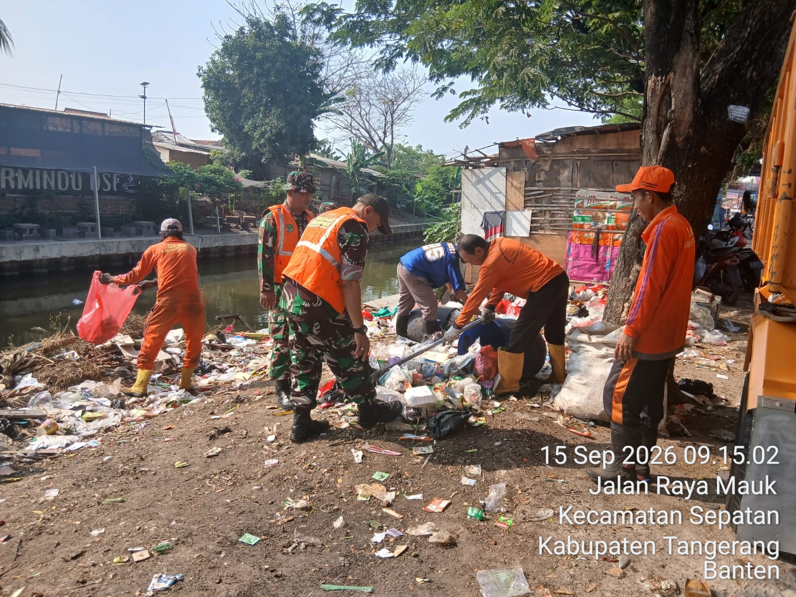 Satgas Kodim 0510 Tuntaskan Tumpukan Sampah di Jalan Raya Mauk